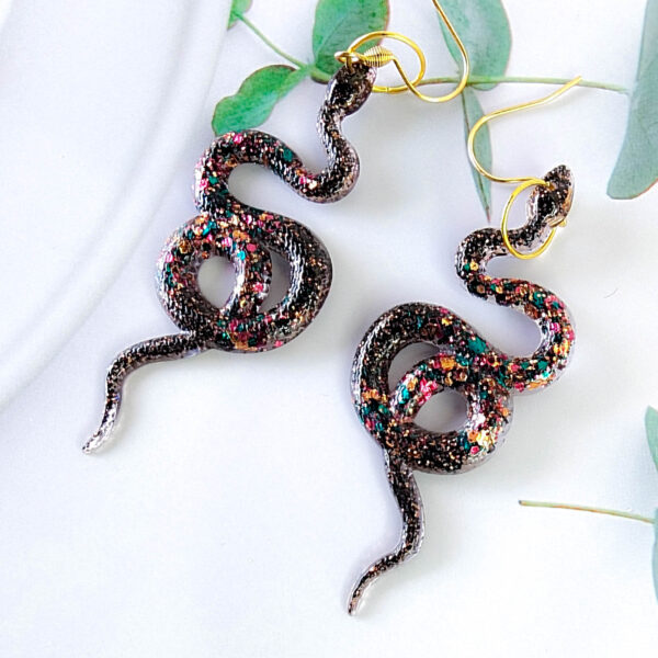 Orellie's handmade shimmer snake earrings, New Zealand-made with five variations. Add a dazzling and bold touch to your outfit with these unique accessories.