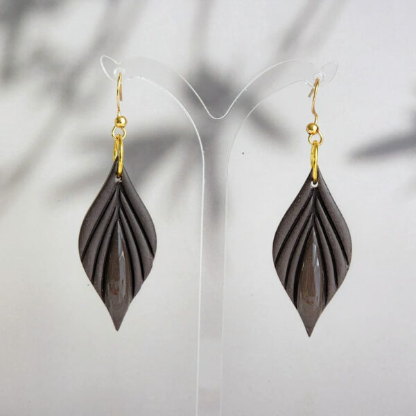 Elevate your style with our stunning collection of handcrafted leaf-shaped dangle earrings. These elegant earrings come in a variety of colors and are perfect for adding a natural and sophisticated touch to any outfit. Handmade in New Zealand by Orellie, these earrings are the perfect accessory for both casual and formal looks.